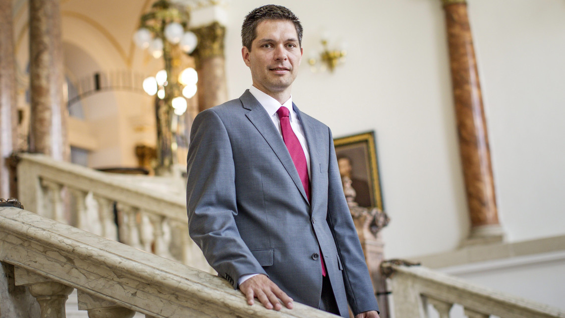 Balog Ádám, az MKB Bank közelmúltban kinevezett elnök-vezérigazgatója, a Magyar Nemzeti Bank korábbi alelnöke az MKB budapesti székházában 2015. augusztus 4-én.