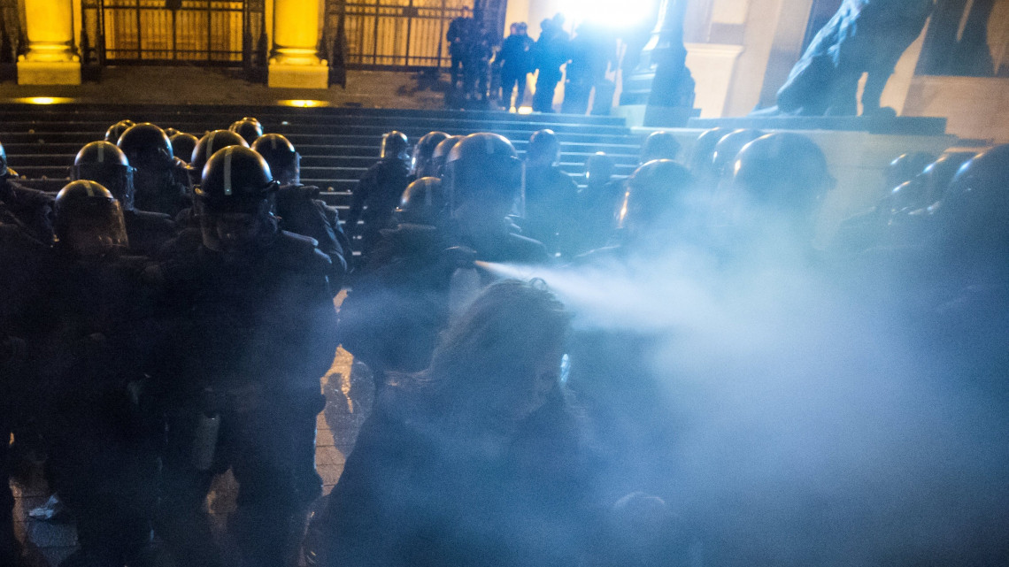 A budapesti kormányellenes tüntetés résztvevői és rendőrök a Kossuth téren 2018. december 14-én.