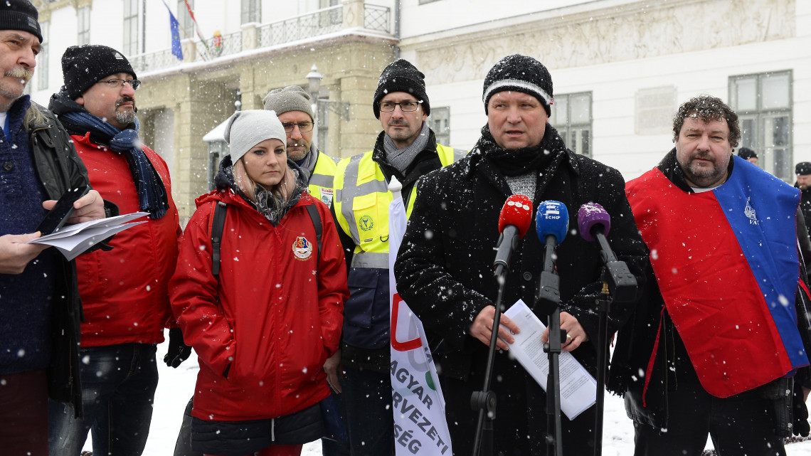 Kordás László, a Magyar Szakszervezeti Szövetség elnöke (j2) sajtótájékoztatót tart a Sándor-palotánál, mielőtt a munka törvénykönyvének módosítása ellen tiltakozó levelet adott át a Köztársasági Elnöki Hivatalnak 2018. december 15-én.