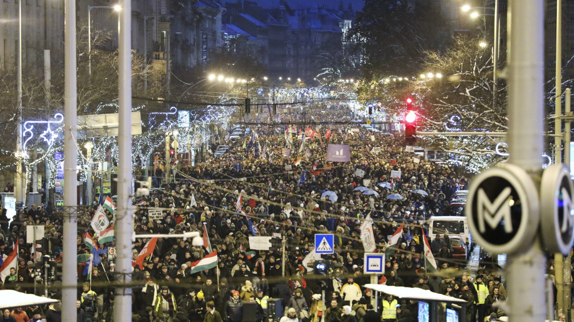 Budapest, 2018. december 16.
A Boldog karácsonyt, miniszterelnök úr! címmel meghirdetett kormányellenes demonstráció résztvevői a Teréz körúton 2018. december 16-án.
MTI/Mohai Balázs