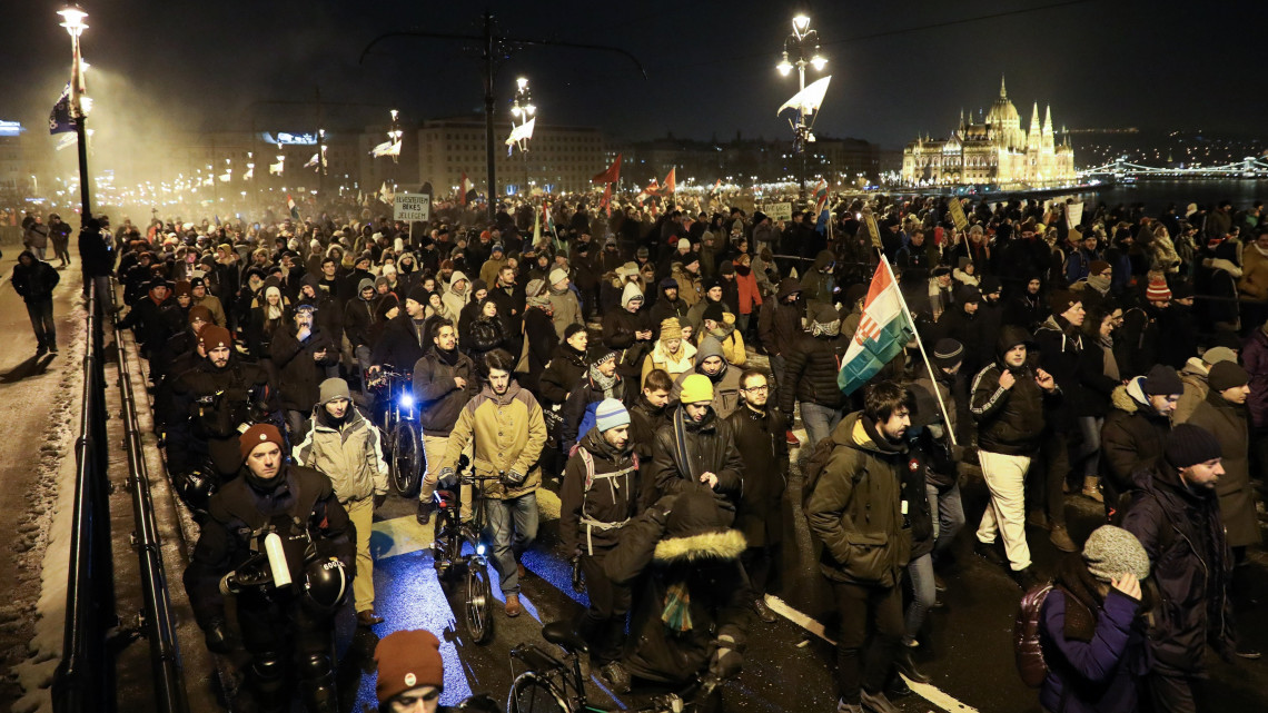 A Boldog karácsonyt, miniszterelnök úr! címmel meghirdetett kormányellenes demonstráció résztvevői a Margit hídon 2018. december 16-án.