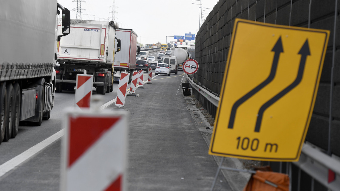 Torlódás az M0-ás autóút déli szakaszának felújítási munkálatai miatt Dunaharasztinál 2018. szeptember 14-én. Új forgalmi rend lép életbe az M0-ás autóút déli szakaszának felújításánál, hogy csökkentsék a torlódásokat. A Hárosi Duna-hídon a munkaterület mellett az M1-es autópálya irányába az eddigi kettő helyett három forgalmi sáv, míg a Soroksári Duna-híd felé hosszabb gyorsítósávok segítik majd a közlekedőket.
