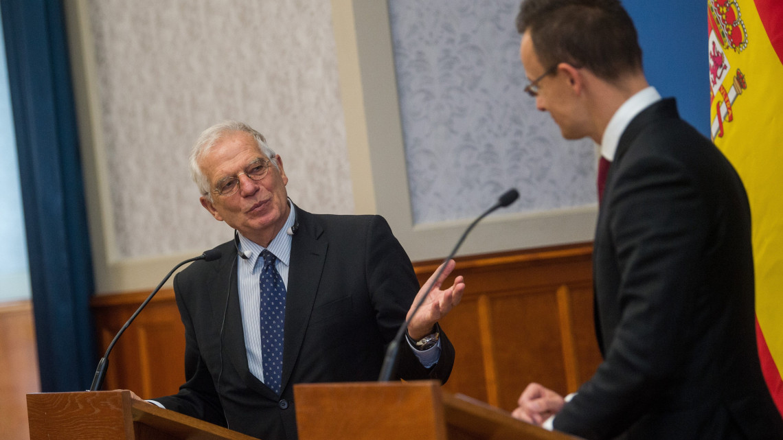 Josep Borrell spanyol külügyminiszter (b) és Szijjártó Péter külgazdasági és külügyminiszter sajtótájékoztatót tart tárgyalásuk után a Külgazdasági és Külügyminisztériumban 2018. december 17-én.