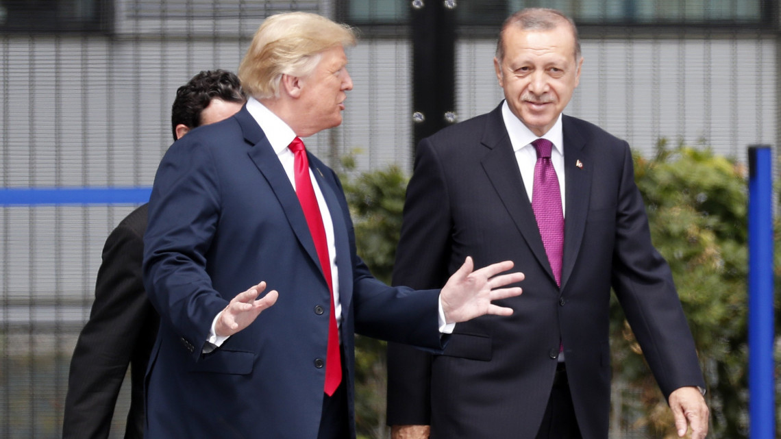 Brüsszel, 2018. július 11.Donald Trump amerikai elnök (b) és Recep Tayyip Erdogan török elnök a NATO kétnapos brüsszeli csúcsértekezletének első napján, 2018. július 11-én. (MTI/EPA/Ian Langsdon)