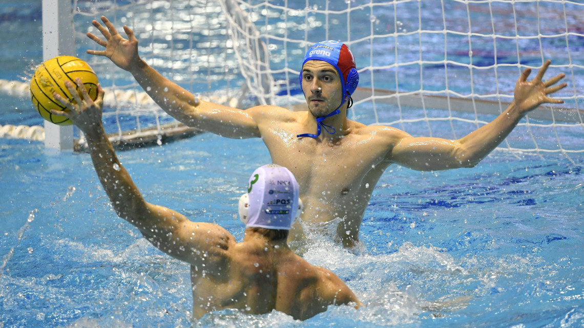 Kállay Márk, az FTC (háttal) és Valics Bence kapus, az Eger (j) játékosa a férfi vízilabda Bajnokok Ligája A csoportjában játszott FTC-Telekom Waterpolo - ZF-Eger mérkőzésen a Komjádi uszodában 2018. december 19-én.