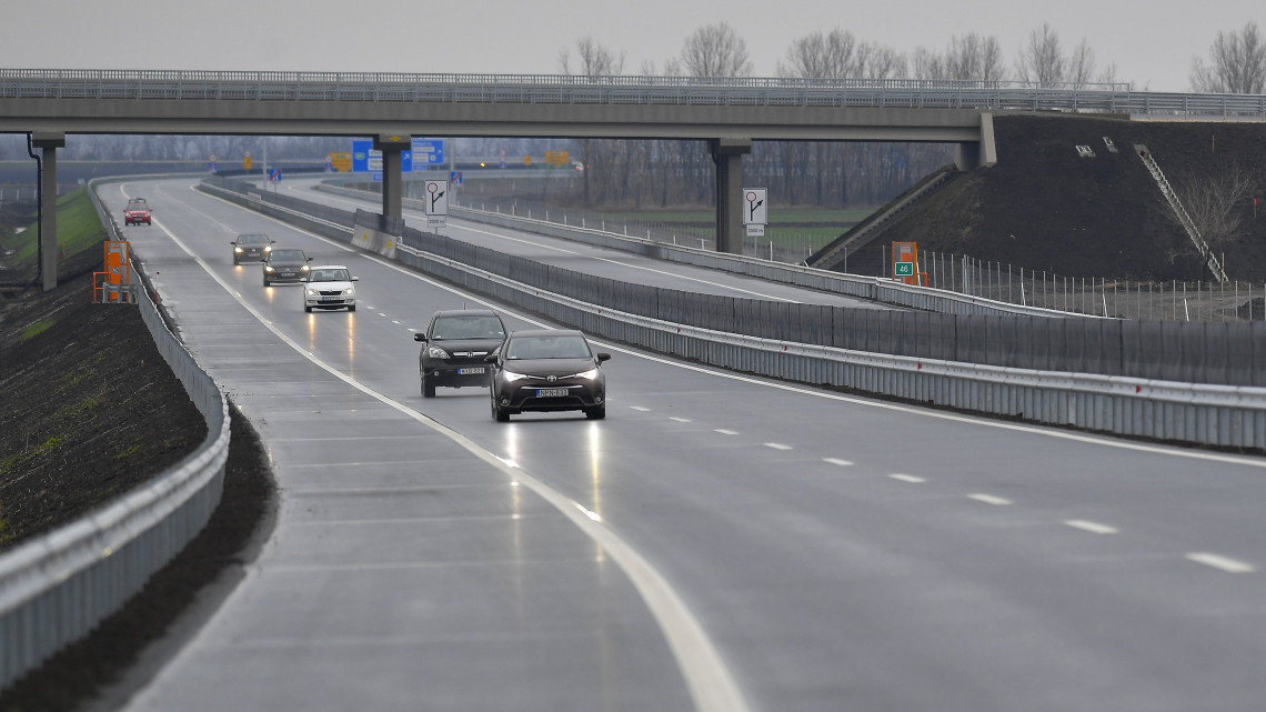 Járművek közlekednek az M35 autópálya új, a 4. és a 481. számú főút közötti szakaszán Debrecen közelében az átadás napján, 2017. december 13-án.