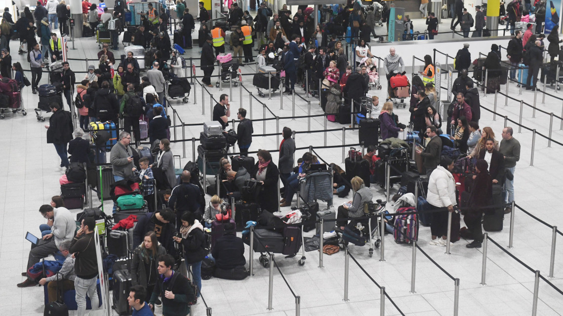Várakozó utasok a londoni Gatwick repülőtéren 2018. december 20-án, miután drónokat észleltek a térségben, és emiatt lezárták a brit főváros második legnagyobb forgalmú légi kikötőjét.