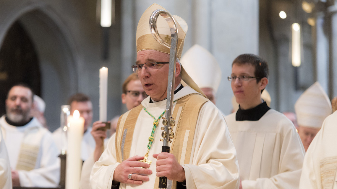 Hortobágyi T. Cirill új főapát a benedikálási szertartáson a Pannonhalmi Főapátság Szent Márton-bazilikájában 2018. március 21-én. Hortobágyi T. Cirillt a főmonostori konvent, a Pannonhalmához tartozó negyven örökfogadalmas szerzetes választott meg főapáttá január 6-án, Ferenc pápa pedig február 16-án nevezte ki e tisztségre.