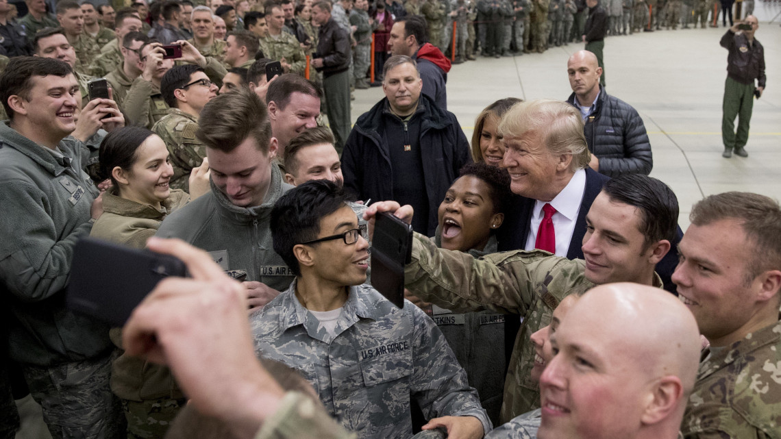 Donald Trump amerikai elnök és felesége, Melania Trump látogatást tesz a németországi Ramsteinban levő amerikai légitámaszponton 2018. december 27-én hajnalban.