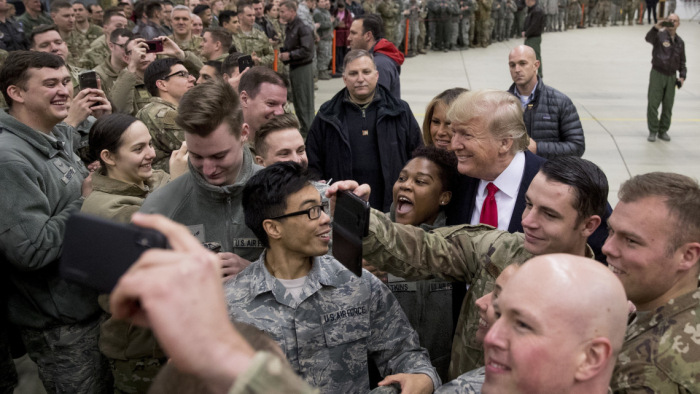 Németországban is meglátogatta az amerikai katonákat Donald Trump