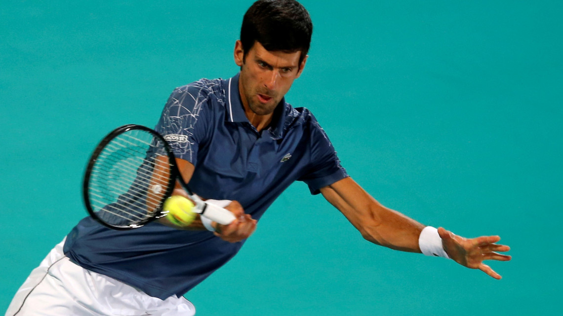 A szerb Novak Djokovic a dél-afrikai Kevin Anderson ellen játszik a Mubadala tenisz-világbajnokság döntőjében Abu-Dzabiban 2018. december 29-én.