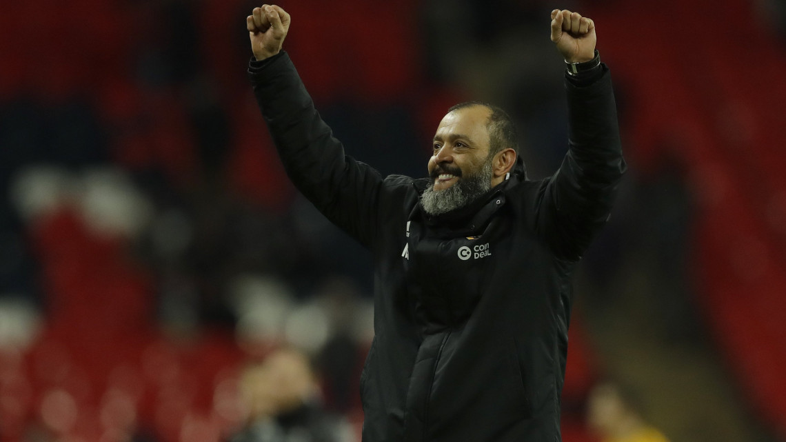 Nuno Espirito Santo, a Wolverhampton Wanderers vezetőedzője ünnepel, miután csapata 3-1-re legyőzte a Tottenham Hotspurt az angol első osztályú labdarúgó-bajnokságban játszott mérkőzésen a londoni Wembley stadionban 2018. december 29-én.