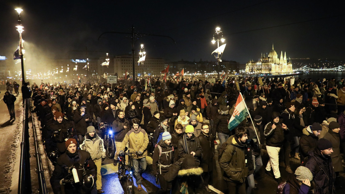 A Boldog karácsonyt, miniszterelnök úr! címmel meghirdetett kormányellenes demonstráció résztvevői a Margit hídon 2018. december 16-án.