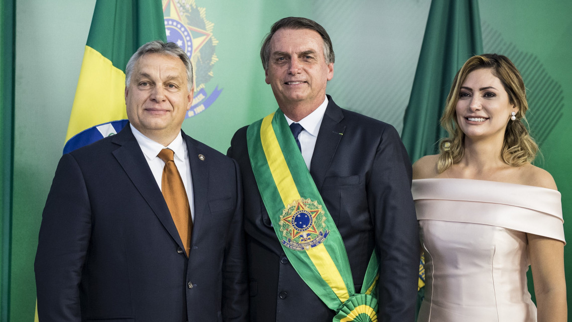 Brazíliaváros, 2019. január 1.
A Miniszterelnöki Sajtóiroda által közreadott képen Orbán Viktor miniszterelnök (b) Jair Bolsonaro megválasztott brazil elnök és felesége, Michele Bolsonaro társaságában a Brazíliavárosban tartott beiktatási ünnepségen 2019. január 1-jén.
MTI/Miniszterelnöki Sajtóiroda/Szecsődi Balázs