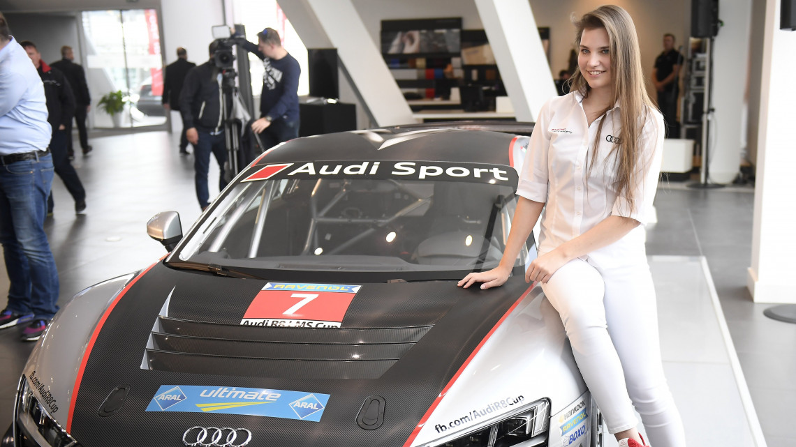 Keszthelyi Vivien autóversenyző versenyautójával, egy 500 lóerős Audi R8 LMS GT-vel az Audi Sport sajtótájékoztatóján Budapesten 2018. április 4-én. Az Audi tehetséggondozó akadémiájának 17 éves növendéke a világ legfiatalabb női pilótájaként az úgynevezett nagy túraautós, azaz GT-sorozatban versenyez a következő szezonban.