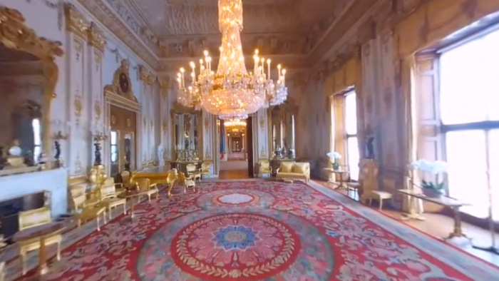 Bárki bepillanthat a Buckingham-palota lélegzetelállító termeibe - Videó