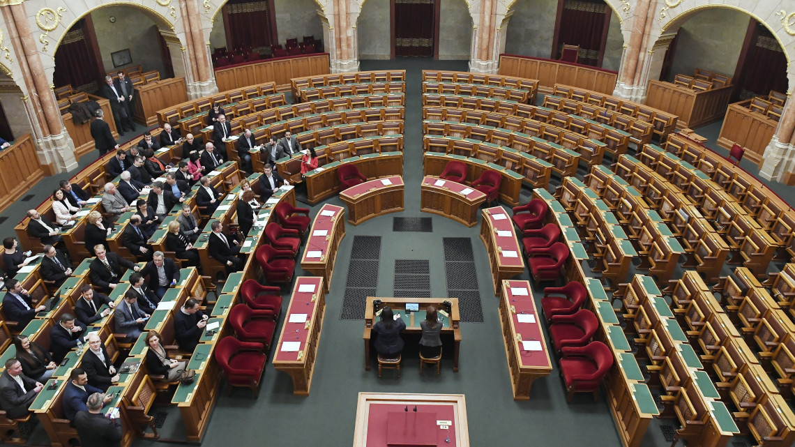 Képviselők az Országgyűlés rendkívüli ülésén 2019. január 3-án. Az ülést az ellenzéki pártok, a Jobbik, az MSZP, a DK, az LMP és a Párbeszéd, valamint független képviselők is kezdeményezték, amelynek tervezett napirendjén - az interpellációs blokk mellett - egyetlen határozati javaslat szerepel. Arató Gergely, a DK képviselője ebben annak megállapítását kéri az Országgyűléstől, hogy tavaly december 12-én szabálytalanul zajlott a szavazás az ülésteremben, továbbá december 16-17-én jogtalanul léptek fel az ellenzéki képviselőkkel szemben a köztelevízió székházánál tartott tüntetéseken.