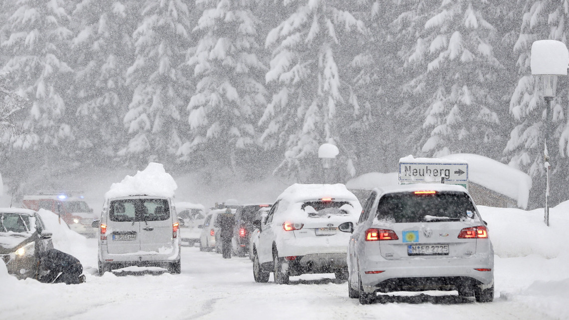 Turisták autói sorakoznak a komoly havazás miatt lezárt főúton a Salzburg tartományban fekvő Filzmoos településen 2019. január 5-én.