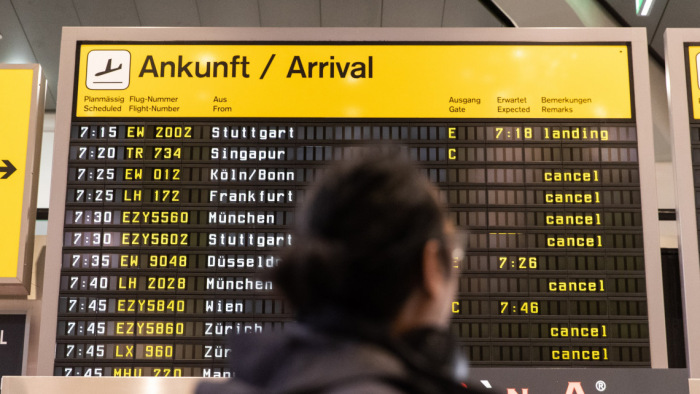 Egész nap késések lehetnek a berlini repülőtereken