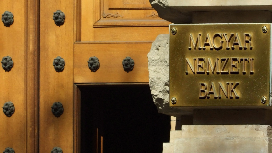 A Magyar Nemzeti Bank főépületének személybejárata és cégtáblája a főváros V. kerületében, a Szabadság tér 9-ben. MTVA/Bizományosi: Jászai Csaba  *************************** Kedves Felhasználó!