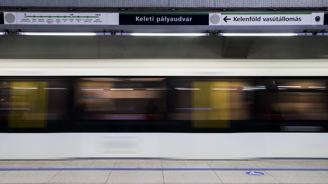 A 4-es metró automata szerelvénye a Keleti pályaudvar megállóhelynél 2015. szeptember 26-án. Ettől a naptól a teljes üzemidőben járműkísérő személyzet nélkül közlekednek az automata szerelvények a vonalon.