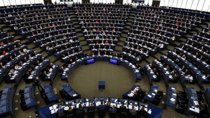 Jókora összeg üti a markát a távozó magyar EP-képviselőknek is
