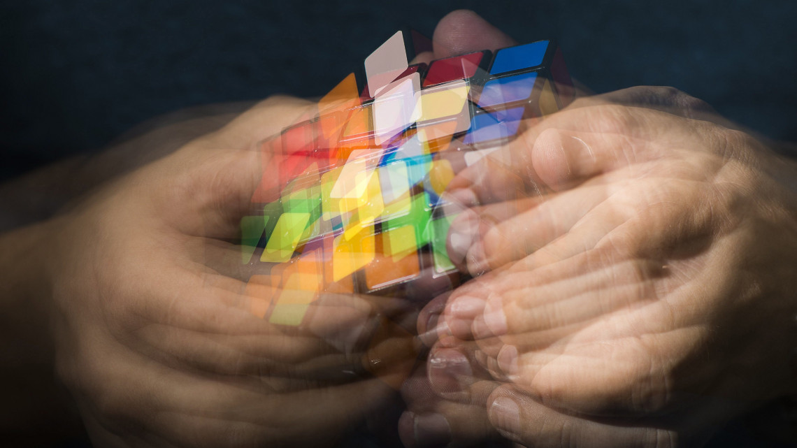 Egy férfi játszik a Rubik-kockával Nyíregyházán 2016. szeptember 20-án. A háromdimenziós logikai játék eredeti neve bűvös kocka, amit 1974-ben talált fel ifjabb Rubik Ernő.