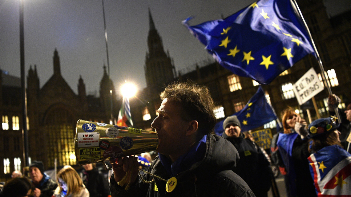 A brexitet támogatók tüntetnek a londoni parlament előtt 2019. január 15-én. A brit parlament alsóháza ezen a napon szavaz a brit európai uniós tagság megszűnésének (brexit) feltételeiről szóló megállapodásról.