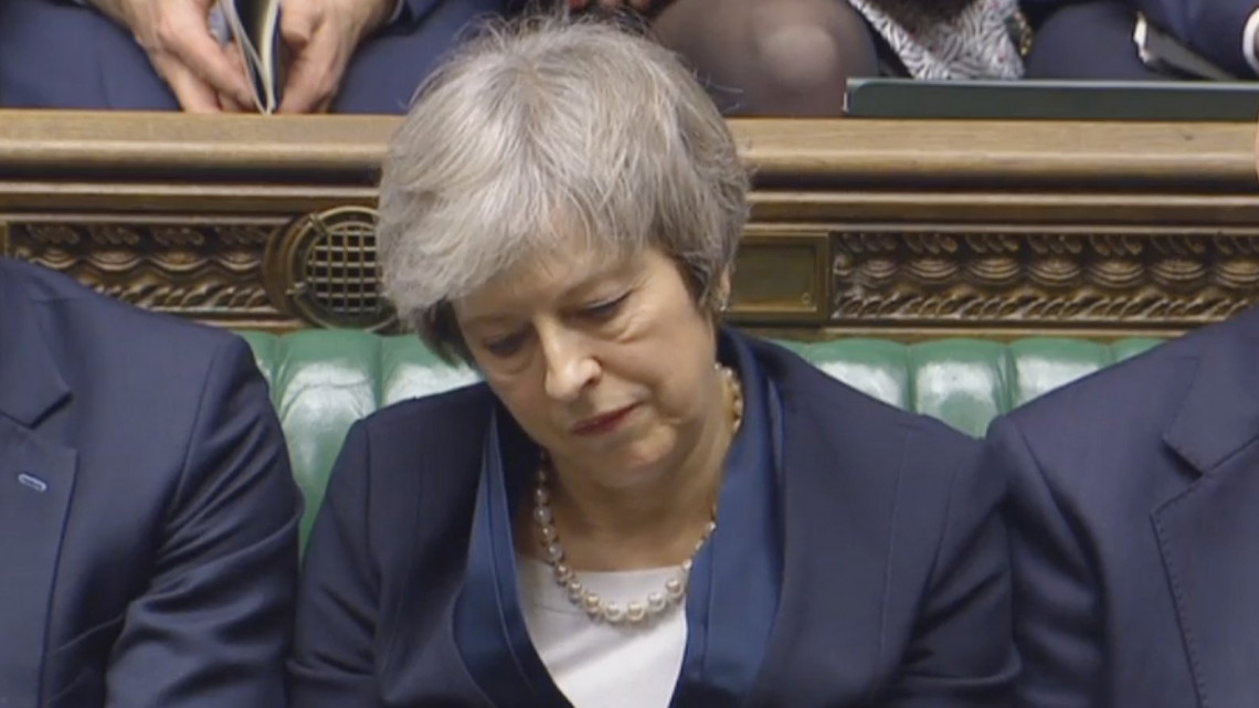 A brit parlament videokészítő osztálya által közreadott, videofelvételről készített kép Theresa May miniszterelnökről, miután az alsóház hatalmas arányban elutasította a brit európai uniós tagság megszűnésének (brexit) feltételeiről szóló megállapodást a londoni parlamentben 2019. január 15-én.