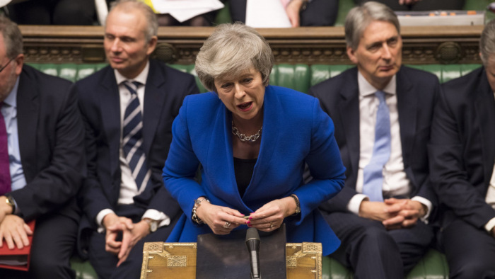 Theresa May túlélte a bizalmi szavazást