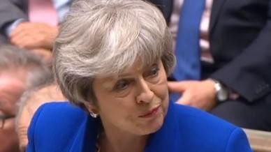 A brit parlament videókészítő osztálya által közreadott, videófelvételről készített képen Theresa May brit miniszterelnök felszólal, miután bizalmat szavazott a brit kormánynak a londoni alsóház a londoni parlamentben 2019. január 16-án. Ennek közvetlen előzményeként az előző napon az alsóház a modern brit parlamentarizmus történetében példátlan, 230 fős többséggel elutasította a brit EU-tagság megszűnésének (brexit) feltételrendszeréről az EU-val novemberben elért 585 oldalas megállapodást.