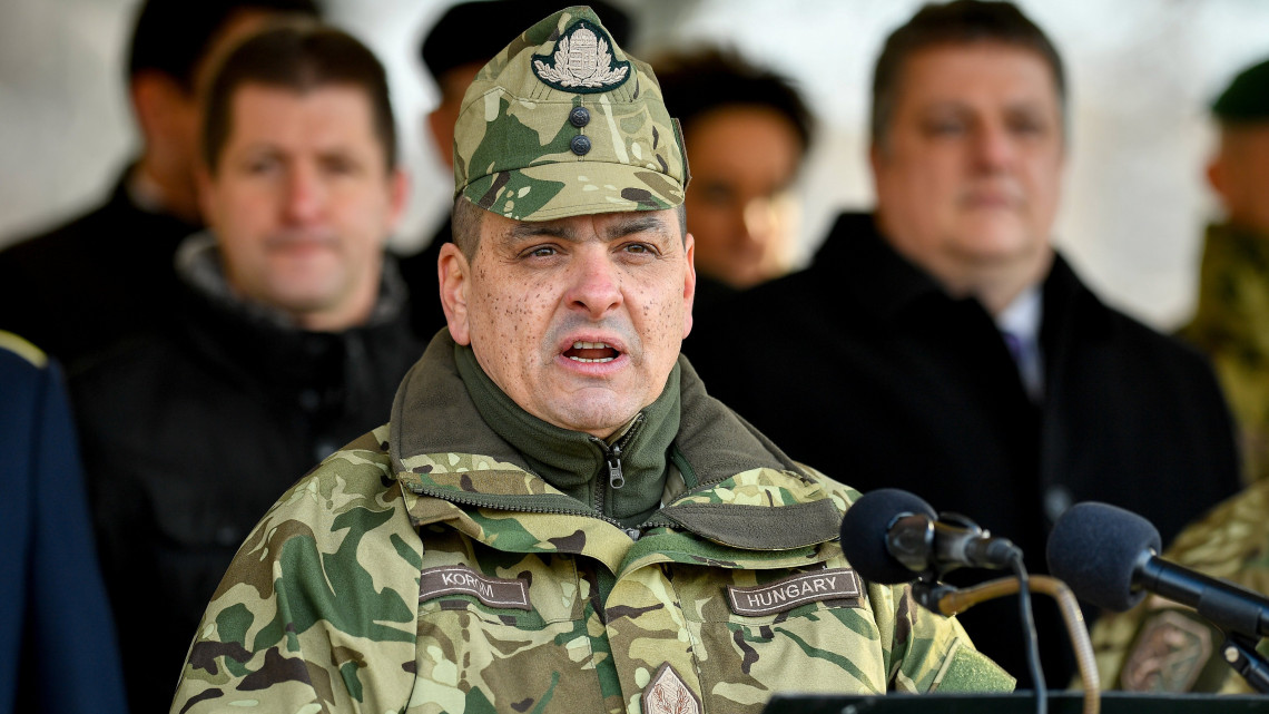 Korom Ferenc altábornagy, a Magyar Honvédség Parancsnokság parancsnoka beszédet mond az 5. Bocskai István Lövészdandár parancsnoki átadás-átvételi ünnepségén a debreceni Kossuth laktanyában 2019. január 17-én.