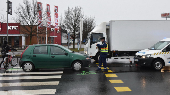 Súlyos baleset: zebrán gázolt gyalogosokat egy autó Szombathelyen