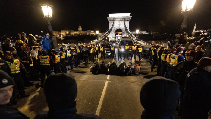 A szombati tüntetés után két embert állítottak elő a rendőrök Budapesten