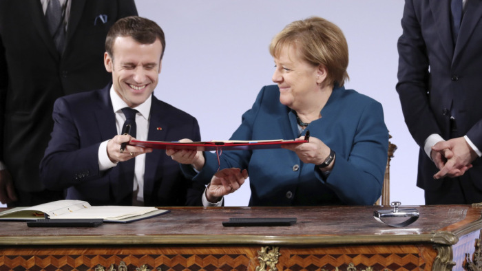 Merkel és Macron gesztusokat vár Putyintól