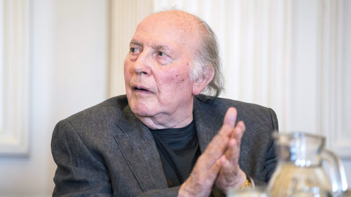 Kertész Imre Nobel-díjas író, mielőtt átvette a marosvásárhelyi Petru Maior Egyetem díszdoktori címét a Magyar Tudományos Akadémia székházában 2015. június 12-én.