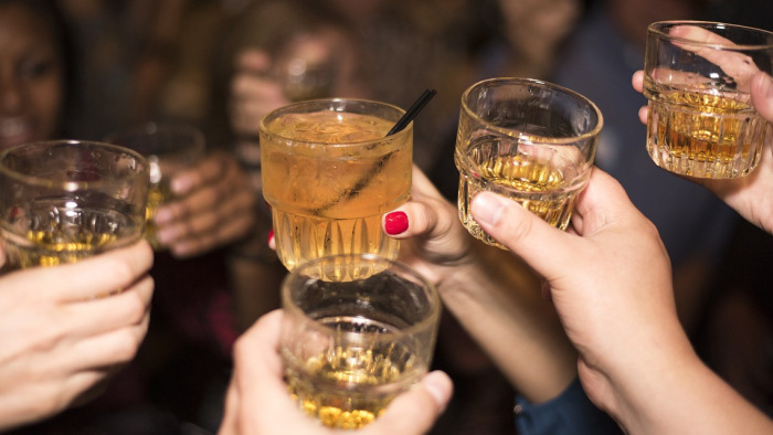 Kiderült, Európa melyik országában italoznak a legtöbbet a fiatalok