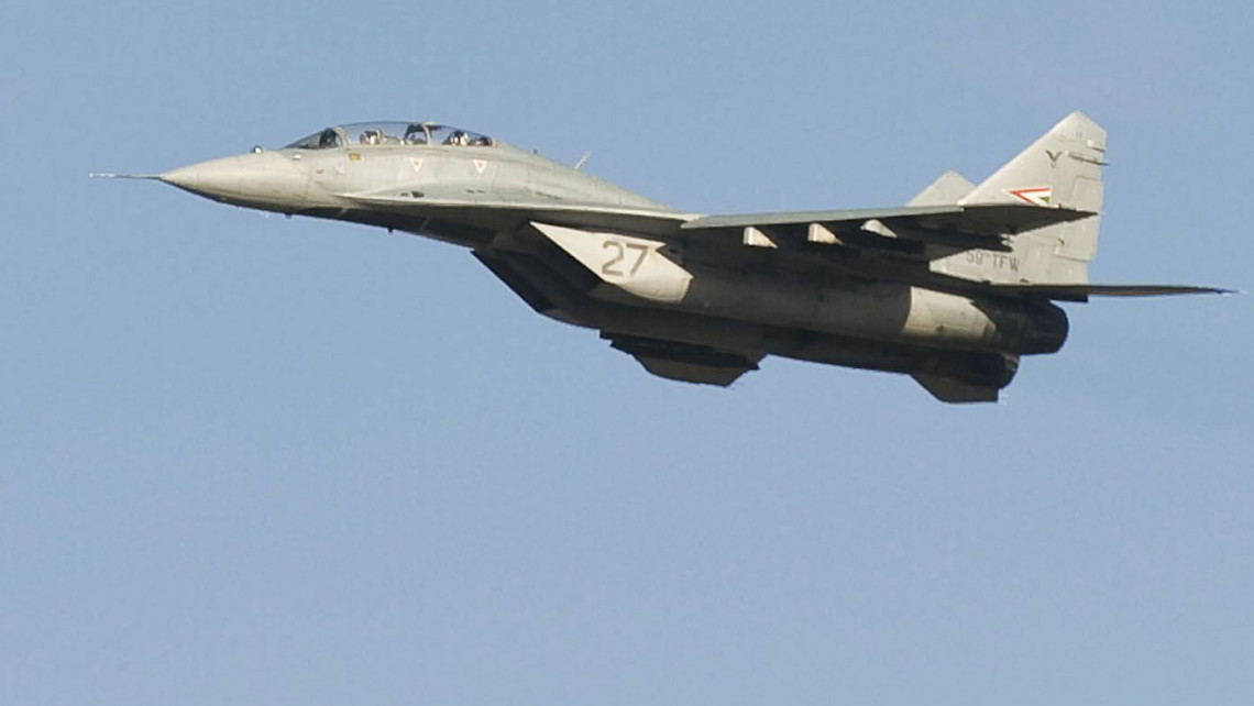 Két MiG-29-es vadászrepülőgép kíséri a Magyar Honvédség kötelékéből 2009. november 30-i hatállyal kivonásra kerülő, L-39ZO típusú oktató-felderítő repülőgépet búcsúrepülésén, Kecskeméten a MH 59. Szentgyörgyi Dezső Repülőbázison.