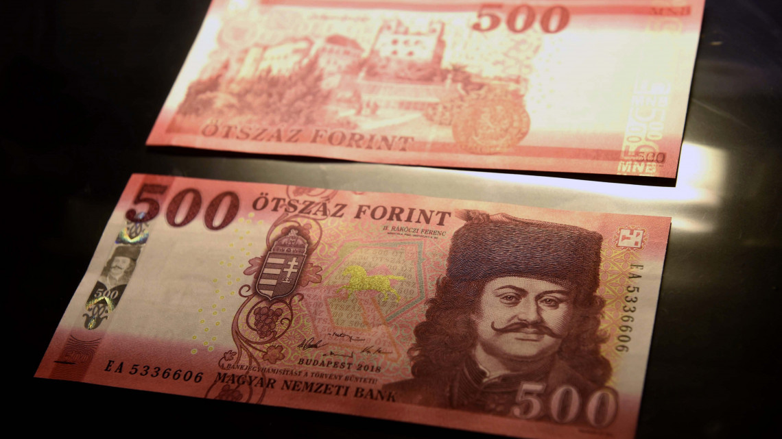 Az új 500 forintos bankjegy a Magyar Nemzeti Bank (MNB) Teátrumában tartott sajtótájékoztatón 2018. július 3-án. Az MNB 2014-ben megkezdett bankjegycsereprogramja hamarosan lezárul, a sorozat utolsó elemeként megújult az 500 forintos is. A most használatos 500 forintos bankjegyekkel 2019. október 31-ig lehet fizetni.