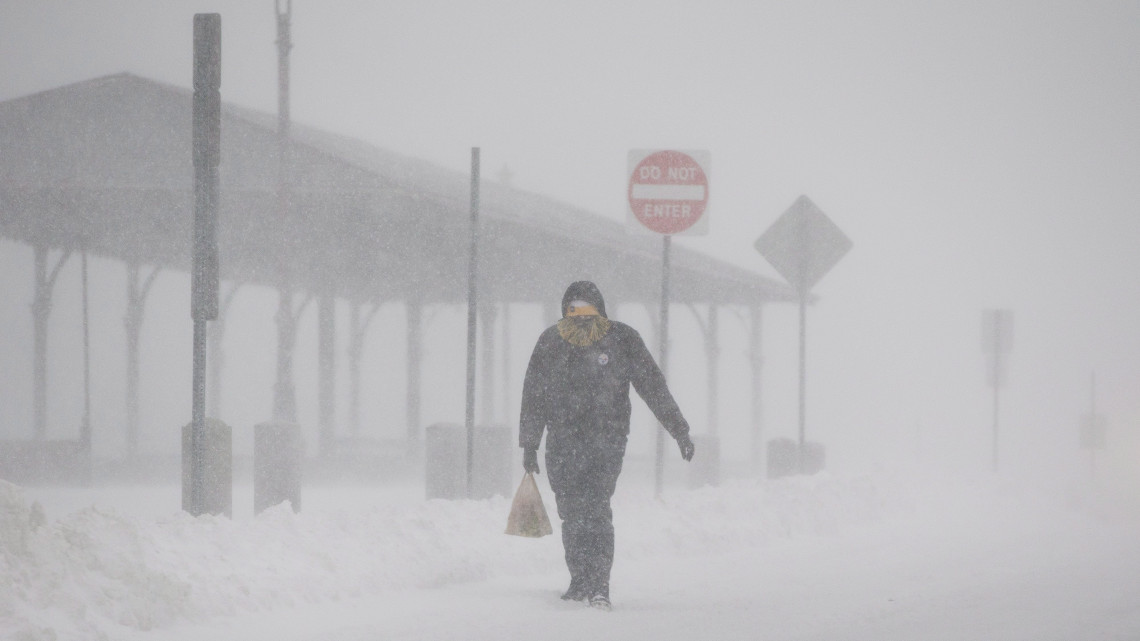 Revere,  2018. január 5.Hóesésben gyalogló nő a massachusettsi Revere városban 2018. január 4-én. Az Egyesült Államok számos tagállamában havazik, hurrikánerejű szél és sarkvidéki hideg tombol. (MTI/EPA/CJ Gunther)