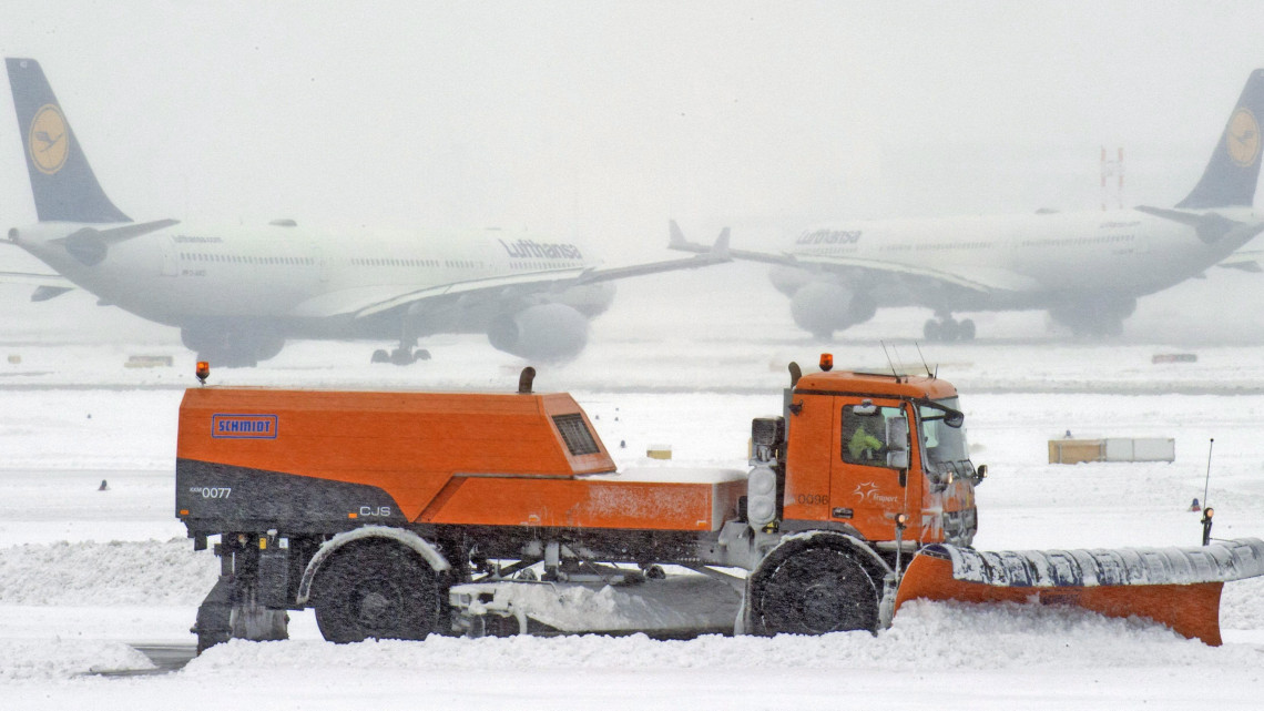 Frankfurt, 2013. március 12.Hókotró munkagép tisztítja a frankfurti repülőtér egyik kifutópályáját 2013. március 12-én. Az erős havazás miatt ideiglenesen lezárták a repülőteret. (MTI/EPA/Nicolas Armer)