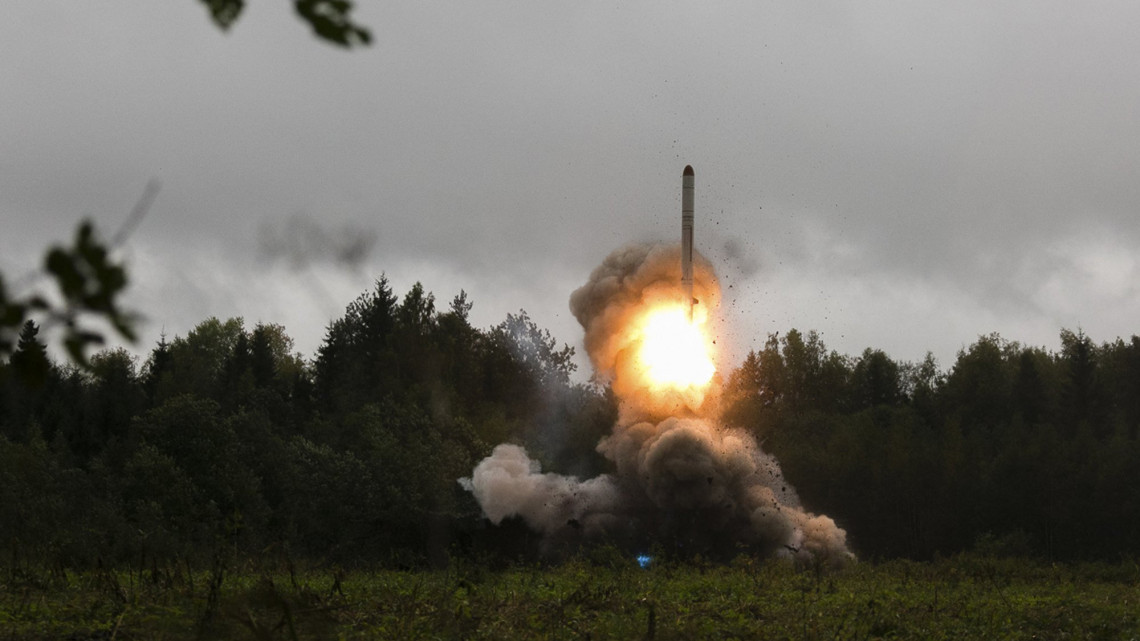 Luga gyakorlótér, 2017. szeptember 19.Az orosz védelmi minisztérium által közreadott kép egy Iszkander-M taktikai rakétáról a Zapad (Nyugat) 2017 elnevezésű orosz-fehérorosz hadgyakorlaton az oroszországi Leningrád régióban lévő Luga gyakorlótéren 2017. szeptember 18-án. A szeptember 14. és  20. megrendezett, védelmi és terrorelhárító hadgyakorlaton 12 700 katona és 680 harcjármű, 70 repülőgép és 10 hajó vesz részt, Fehéroroszországban és Oroszország három régiójában. Az Iszkander-M rakéta képes egyszerre két - egymástól akár 500 km távolságra levő - különböző célpont találatára egy perces időtávolsággal. Minden rakéta irányított a célpontig, ezért útvonalát nehezen tudja előre jelezni az ellenfél. (MTI/EPA/Konsztantyin Alis/Orosz védelmi minisztérium)