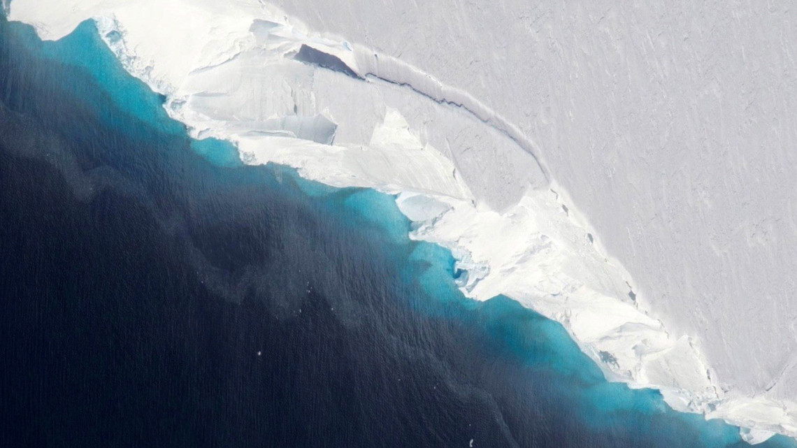 Az amerikai Országos Repülésügyi és Űrkutatási Hivatal, a NASA által 2019. február 3-án közreadott dátummegjelölés nélküli légi felvétel az antarktiszi Thwaites-gleccserről.  Amerikai kutatók a föld egyik legnagyobb gleccsere alatt egy megdöbbentően nagy, mintegy tíz kilométer hosszú, négy kilométer széles és 350 méter mély üreget fedeztek fel, amely az elmúlt három évben keletkezhetett; a beszivárgó sós tengervíz olvaszthatta ki. A kutatók számításai szerint 14 milliárd tonnányi jég olvadt el itt észrevétlenül.