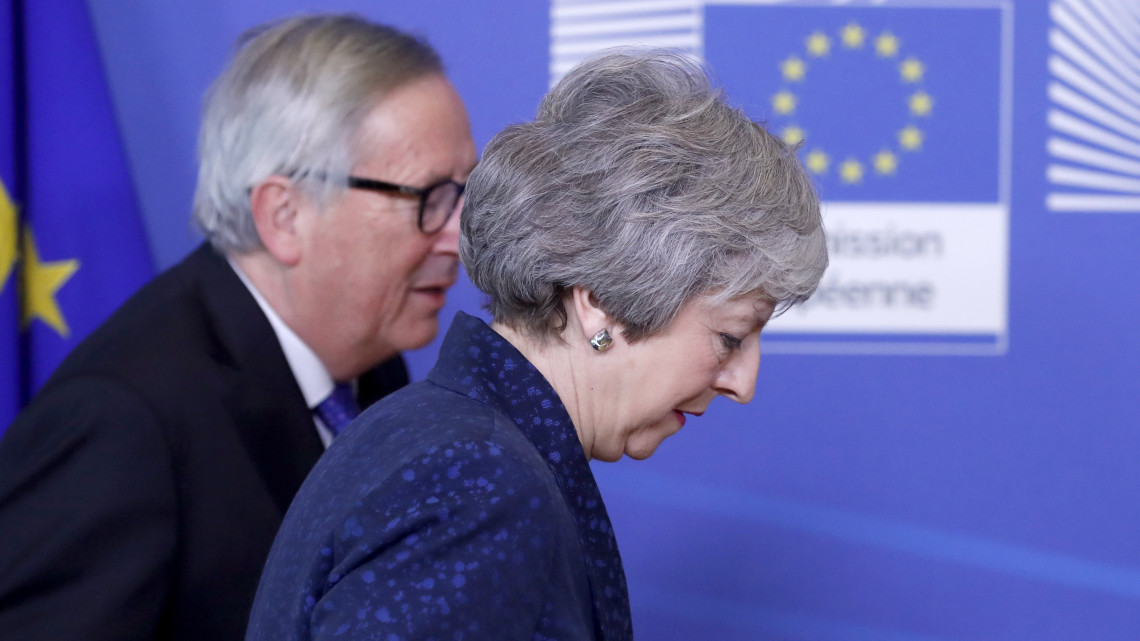 Theresa May brit miniszterelnököt (j) fogadja Jean-Claude Juncker, az Európai Bizottság elnöke a brit európai uniós tagság megszűnésének feltételrendszerét tartalmazó kilépési megállapodásról tartandó tárgyalásuk előtt Brüsszelben 2019. február 7-én. A brit parlament alsóháza január 15-én elutasította a brit EU-tagság megszűnésének (Brexit) feltételrendszeréről az Európai Unióval kötött megállapodást az ír-északír határellenőrzés újbóli bevezetésének kivédését szolgáló tartalékmechanizmus (backstop) miatt.
