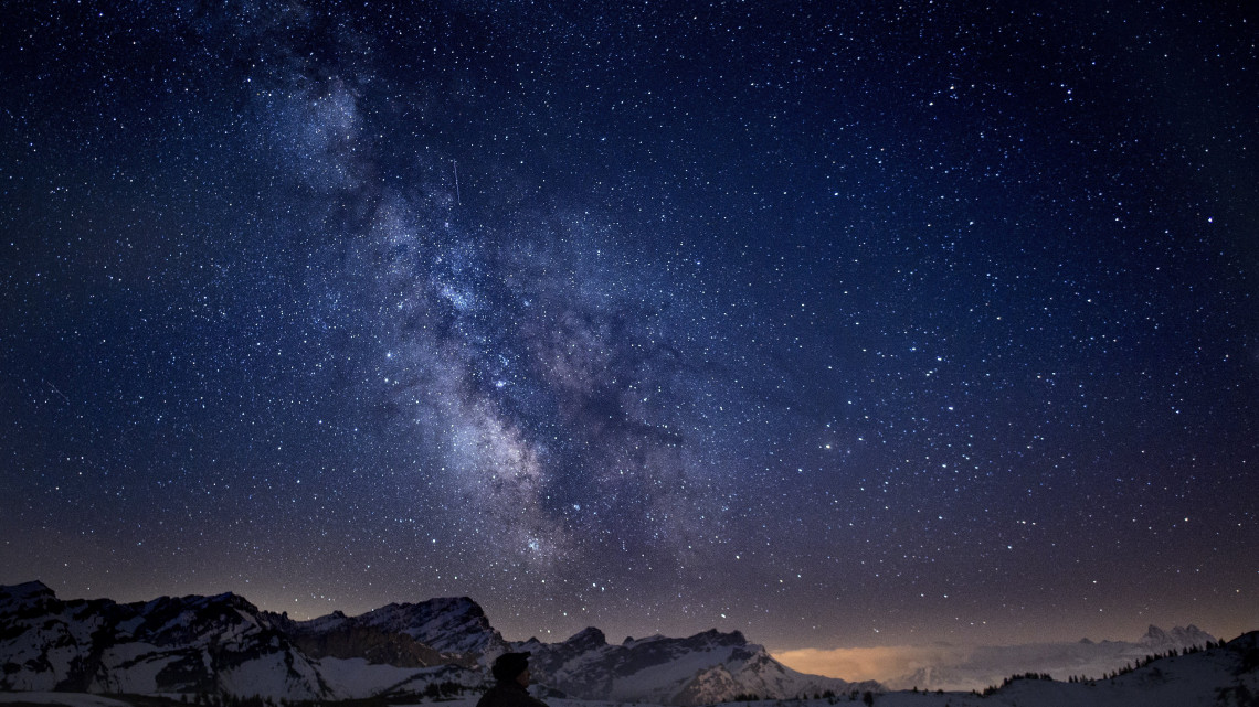 Ormont-völgy, 2018. május 18.A Tejút a svájci Alpok Ormont-völgye fölött a 2018. május 18-ra virradó éjszaka. (MTI/EPA/Anthony Anex)