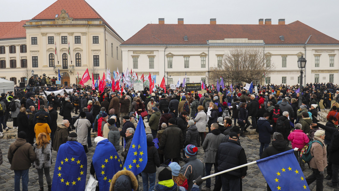 Az ellenzéki pártok Értékelni jöttünk! címmel meghirdetett tüntetésének résztvevői a Szent György téren Orbán Viktor évértékelő beszéde után 2019. február 10-én.
