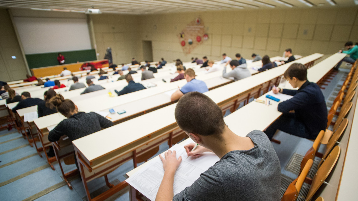 Hallgatók írásbeli vizsgán a Budapesti Corvinus Egyetemen (BCE) 2019. január 9-én.