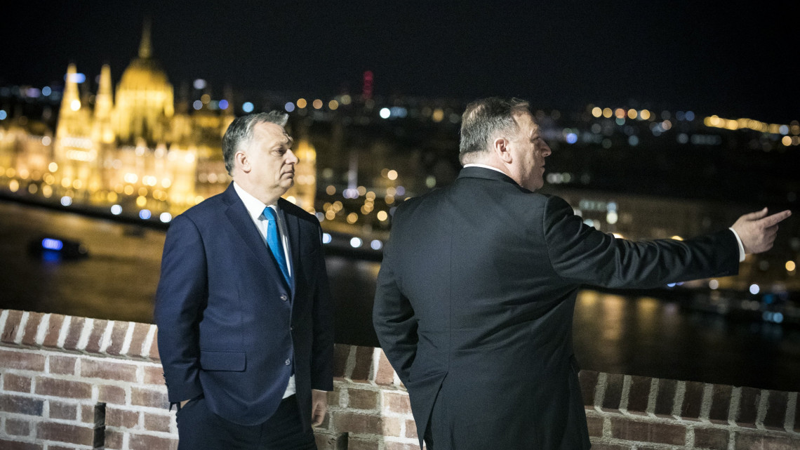 A Miniszterelnöki Sajtóiroda által közreadott képen Orbán Viktor miniszterelnök (b) fogadja Mike Pompeo amerikai külügyminisztert hivatalában, a Karmelita kolostorban 2019. február 11-én.