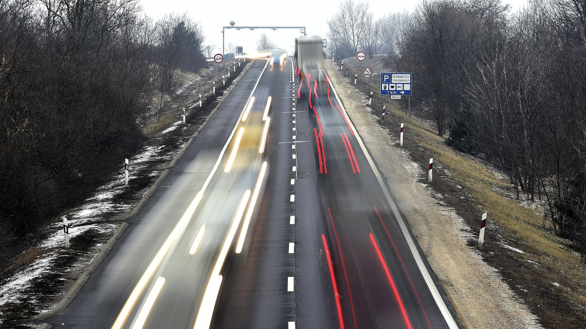 Az M2-es autóút Dunakeszit elkerülő szakasza 2017. február 8-án. A Strabag Építő Kft. és a Strabag AG-ből álló STR+S-M2 Konzorcium nyerte az M2-es Budapest-Vác déli csomópont közötti szakaszának gyorsforgalmi úttá fejlesztésére kiírt nyílt közbeszerzési eljárást, a kivitelezés nettó értéke 32,975 milliárd forint. A kivitelezés, az előkészítő munkálatokkal, várhatóan áprilisban kezdődik és 2019-ben fejeződik be. A fejlesztést követően Budapest és Vác között végig óránként 110 kilométerrel lehet majd haladni.
