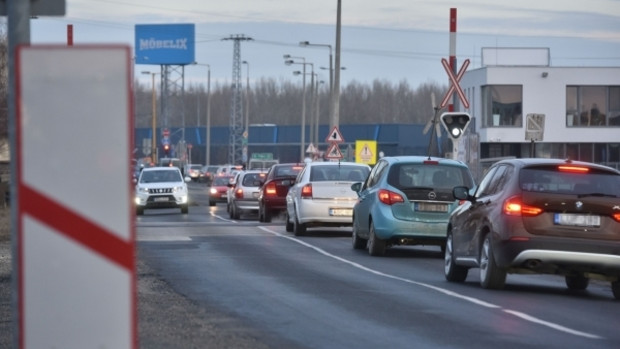 Győrújbarát vasúti átjáró reggeli forgalom